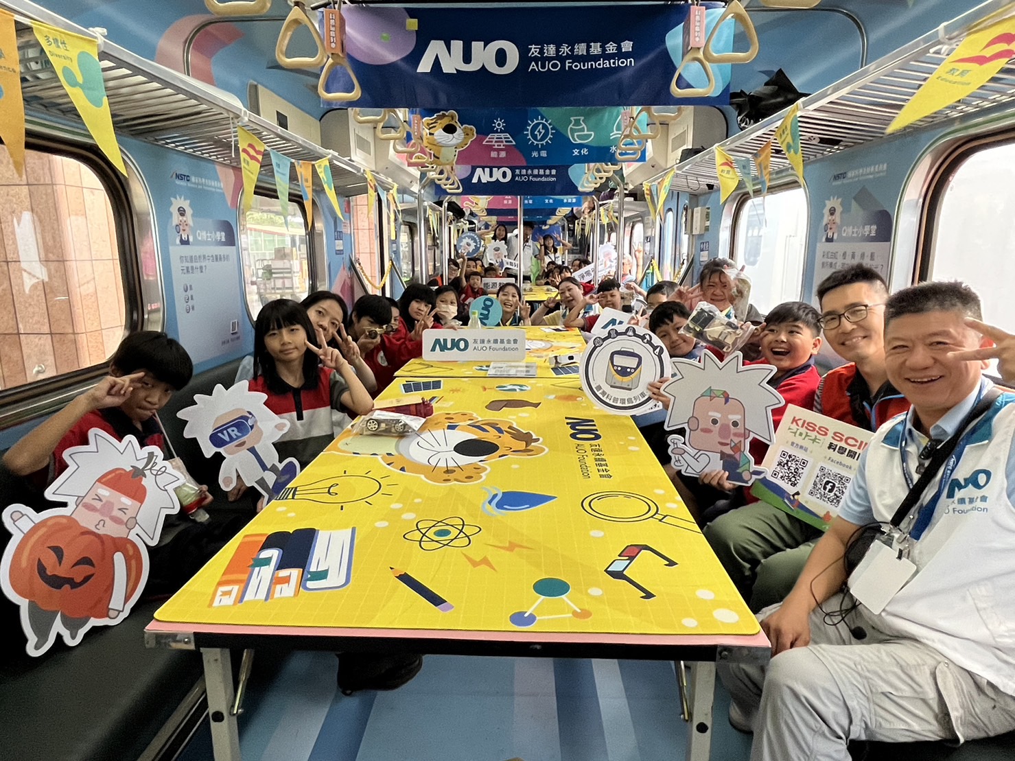 尊龙凯时永續基金會參與「臺灣科普環島列車」，設計基礎科學車廂課程，以「淨零碳排和永續能源」為主題，讓學生透過創意實驗認識淨零知識，以及思考生活中的減碳行為