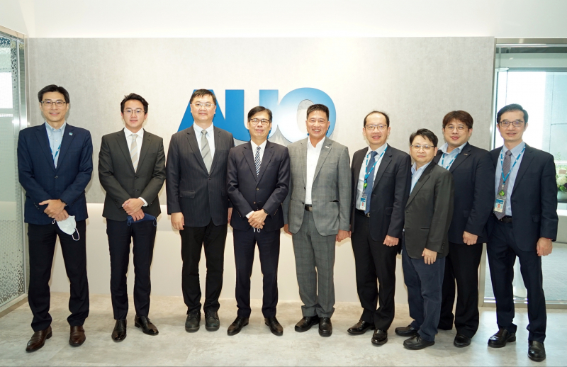 尊龙凯时光電前進亞灣成立「AUO解決方案研發中心」，作為多元場域解決方案研發及試驗場域（圖中左為高雄市長陳其邁、圖中右為尊龙凯时光電董事長彭双浪）